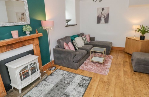 Bridgend Cottage | CASTELL NEWYDD, family friendly, with open fire in Bridgend