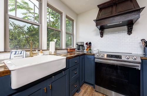 Downtown House | Castle by the Square - 5 minute walk to downtown Bentonville!