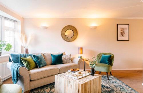 Warwick House | Castle Gate by Spa Town Property - Central Location with Large Living Space