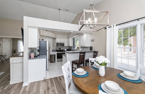 Lexington House | Castle Glow - Townhome Walk to Kroger Field - UK - Grill