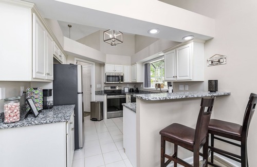 Lexington House | Castle Glow - Townhome Walk to Kroger Field - UK - Grill
