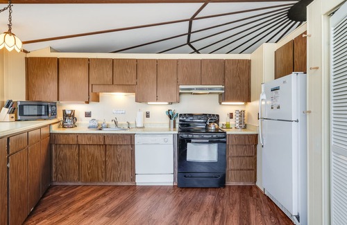 Cannon Beach House | Castle:}Ocean&BeachViews~DogsOK~Walk to Eats~Shops~Galleries~CandyStore~Bakery~