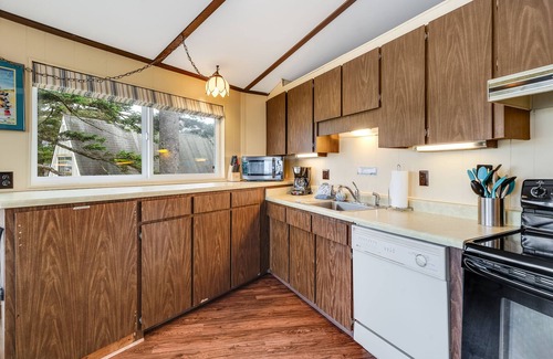 Cannon Beach House | Castle:}Ocean&BeachViews~DogsOK~Walk to Eats~Shops~Galleries~CandyStore~Bakery~