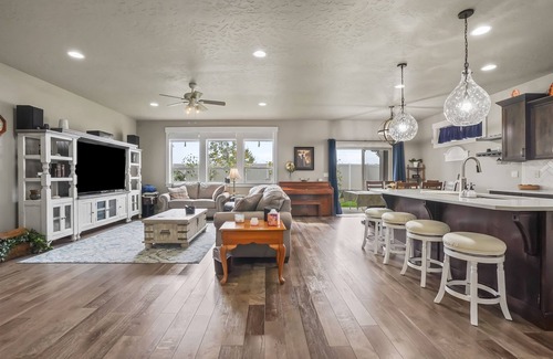 Nampa House | Castle Peak Larger Home|BBQ|Private Backyard|Park!