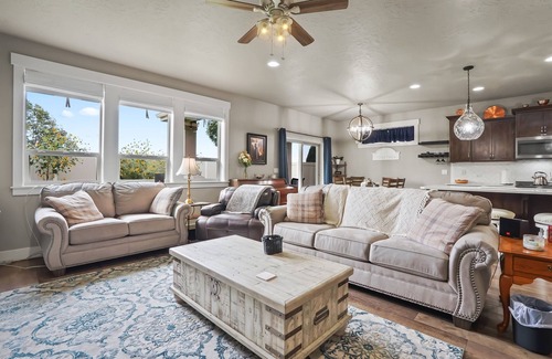 Nampa House | Castle Peak Larger Home|BBQ|Private Backyard|Park!