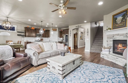 Nampa House | Castle Peak Larger Home|BBQ|Private Backyard|Park!