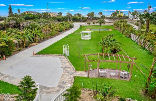 Painters Hill House | Castle, pvt pool, hot tub, beach, mini-golf, dock, fishing, ping pong