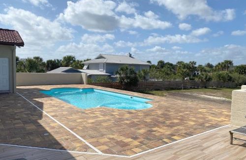 Painters Hill House | Castle, pvt pool, hot tub, beach, mini-golf, dock, fishing, ping pong