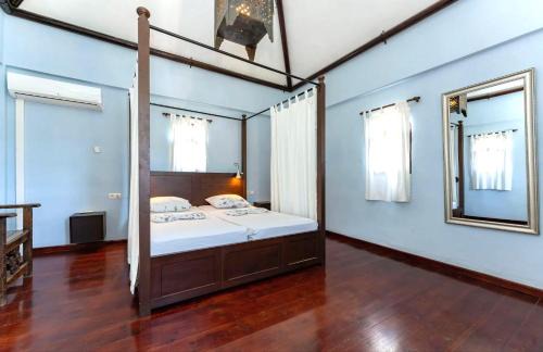 Alozaina Apartment | Castle Tower apartment in rural holiday park 'Picasso'