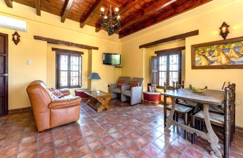 Alozaina Apartment | Castle Tower apartment in rural holiday park 'Picasso'