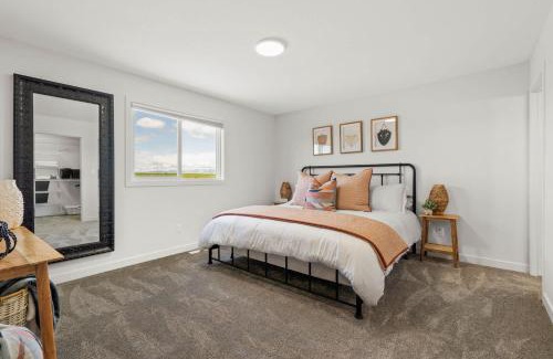 Pincher Creek House | Castle View I Sleeps 15 I Kitchen I Netflix I TV