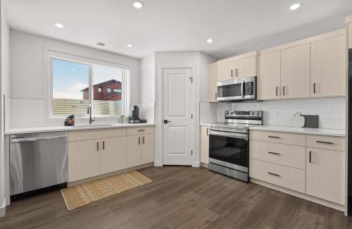 Pincher Creek House | Castle View I Sleeps 15 I Kitchen I Netflix I TV