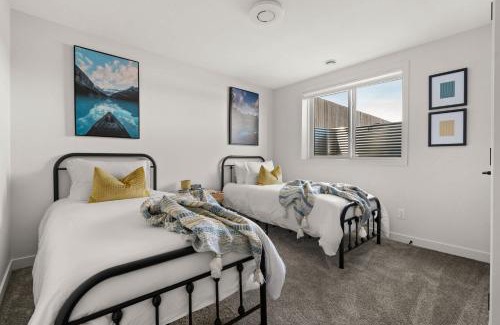 Pincher Creek House | Castle View I Sleeps 15 I Kitchen I Netflix I TV