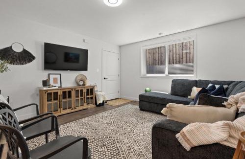 Pincher Creek House | Castle View I Sleeps 15 I Kitchen I Netflix I TV