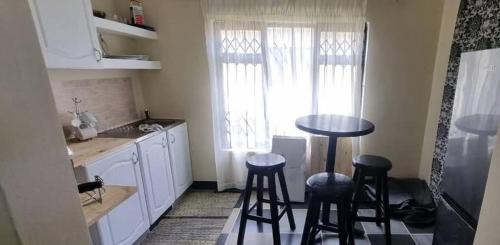 Hibberdene Apartment | Catalina Bay Beach Retreat - Dolphin Inn