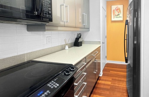 Downtown Wilmington Apartment | Catalina Crib~ Experience Downtown Wilmington Nightlife, Walk to Concerts