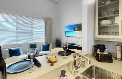 Downtown Wilmington Apartment | Catalina Crib~ Experience Downtown Wilmington Nightlife, Walk to Concerts