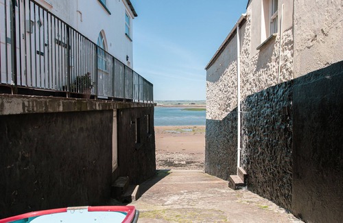 Appledore Cottage | Catboat Cottage: a stone's throw from the beach. Shops & pubs are 2 minute walk.