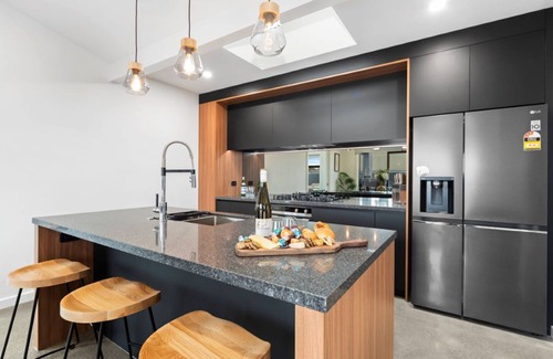 Wharewaka House | CatchN'Relax with Hot Tub