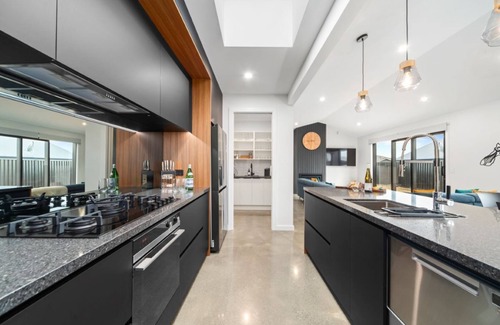 Wharewaka House | CatchN'Relax with Hot Tub