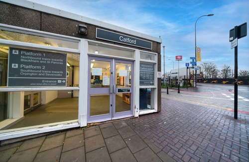 Rushey Green Apartment | Catford Bridge 1BR Flat | Fast Wi-Fi + Transit