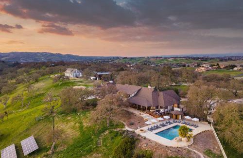 Templeton House | Cathedral by AvantStay Charming Secluded Estate w Sauna Pool Table Views of the Rolling Hills