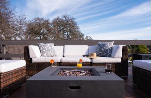 Templeton House | Cathedral by AvantStay Charming Secluded Estate w Sauna Pool Table Views of the Rolling Hills