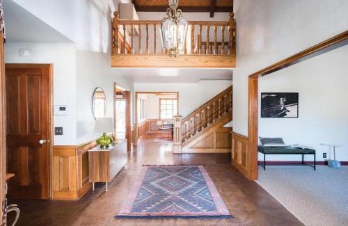 Templeton House | Cathedral by AvantStay Charming Secluded Estate w Sauna Pool Table Views of the Rolling Hills