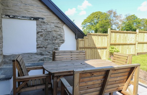 Cardigan Cottage | CATTLE TREE COTTAGE, pet friendly, with hot tub in Cardigan