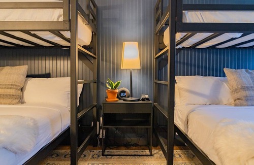 Winter Park Hotel | Catwalk | Double Queen + Twin Bunks at Gravity Haus Winter Park, Parking