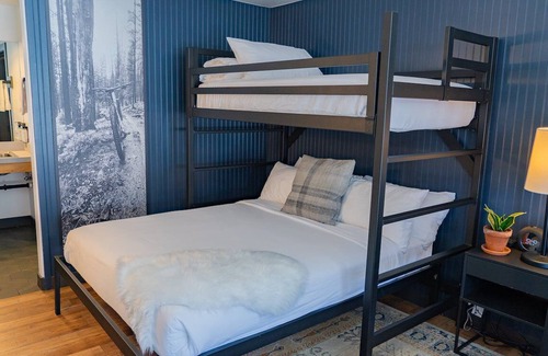 Winter Park Hotel | Catwalk | Double Queen + Twin Bunks at Gravity Haus Winter Park, Parking