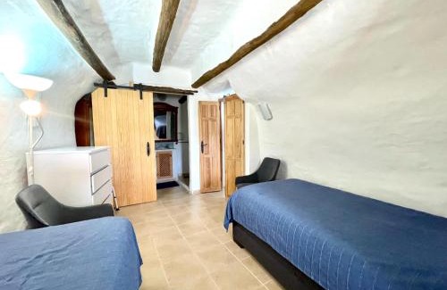 Cullar House | Cave Houses Ed, Yara and Nadieh with PRM facilities