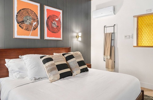 Dunsmuir Hotel | Cave Springs Resort Hotel Room 1 (Visit Mt Shasta)