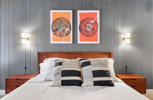 Dunsmuir Hotel | Cave Springs Resort Hotel Room 1 (Visit Mt Shasta)