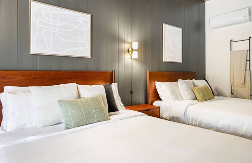 Dunsmuir Hotel | Cave Springs Resort Hotel Room 7 (Visit Mt Shasta)