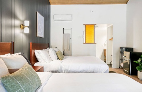 Dunsmuir Hotel | Cave Springs Resort Hotel Room 9 (Visit Mt Shasta)