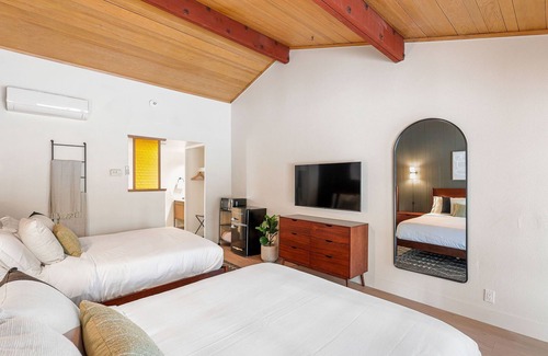 Dunsmuir Hotel | Cave Springs Resort Hotel Room 9 (Visit Mt Shasta)