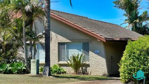 Caves Beach House | Caves Getaway - Pool, Air conditioned and close to the beach