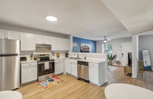 Westover Apartment | CB 3504-102 Fayetteville Oasis I Modern, Comfy