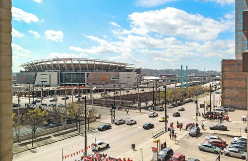 Downtown Cincinnati Apartment | CBD Apartment Pool, 24-7 Gym Parking