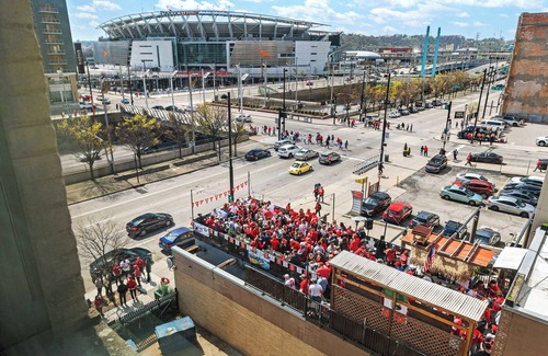 Downtown Cincinnati Apartment | CBD Apartment Pool, 24-7 Gym Parking