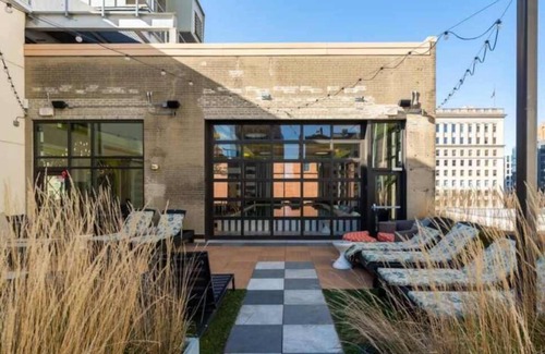 Downtown Cincinnati Apartment | CBD Apartment Pool, 24-7 Gym Parking