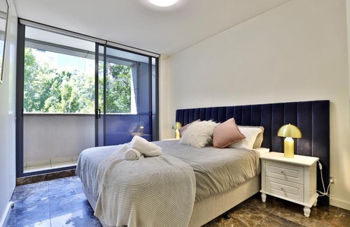 Darling Harbour Apartment | CBD Harbour Retreat - Lovely 2BR Home