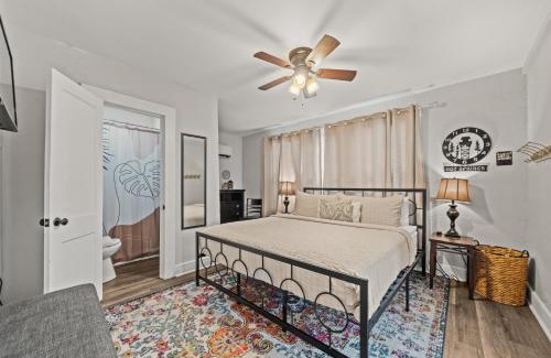 Hot Springs House | Cedar Blossom Bungalow is a cozy getaway with a 5 minute walk to downtown!