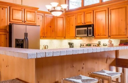 Avon House | Cedar Blue! Mountain Living at its best! 3 Bed/2 Bath + Loft! Ski In/Ski Out