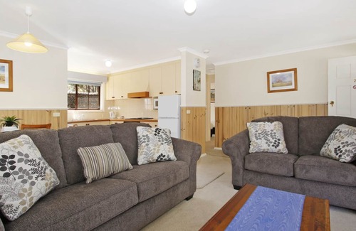 Bright House | Cedar Cottage - Tudor Village Unit 3