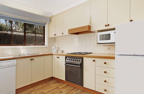 Bright House | Cedar Cottage - Tudor Village Unit 3