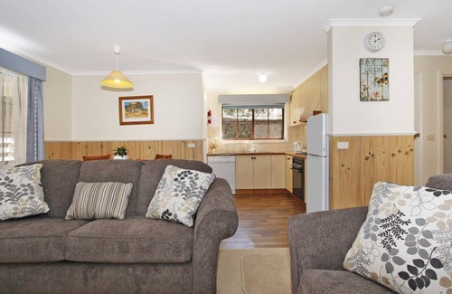 Bright House | Cedar Cottage - Tudor Village Unit 3