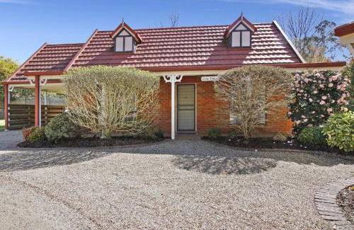 Bright House | Cedar Cottage - Unit 3 Tudor Village