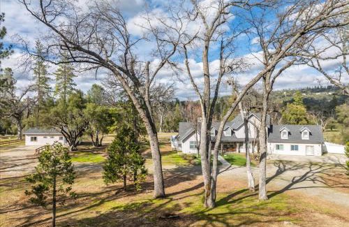 Oakhurst House | Cedar Creek Lodge with POOL/hot tub/sleeps 24